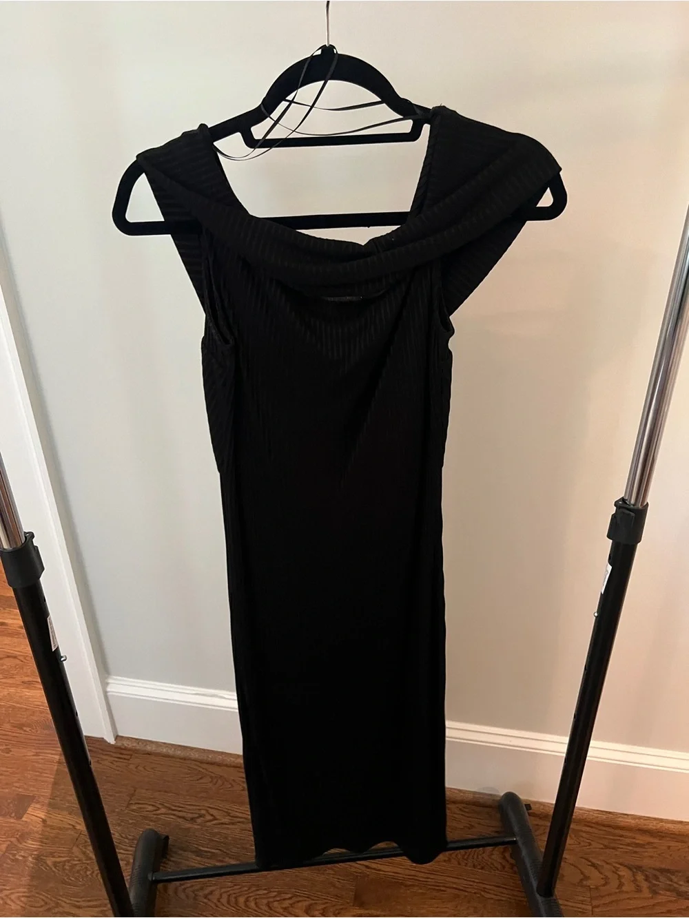 Elegant Black Ribbed Maxi Dress with Off-the-Shoulder Neckline